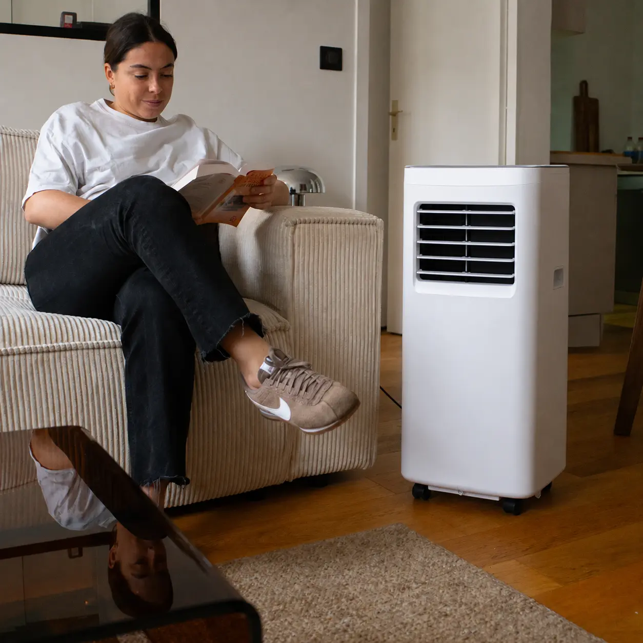 Aire acondicionado portátil refrescando un salón en un día caluroso de verano